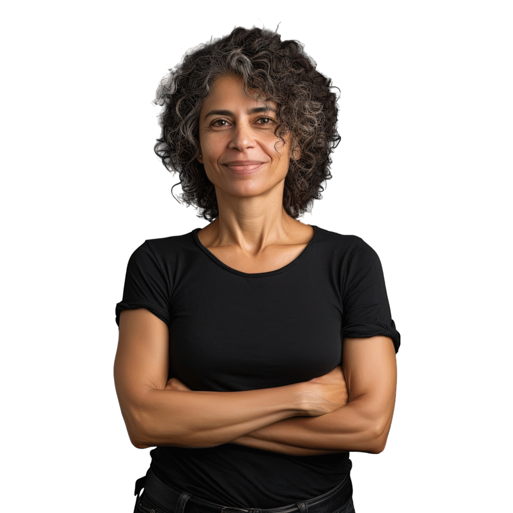 mujer-brasilena-mediana-edad-pie-brazos-cruzados-frente-sobre-fondo-transparente